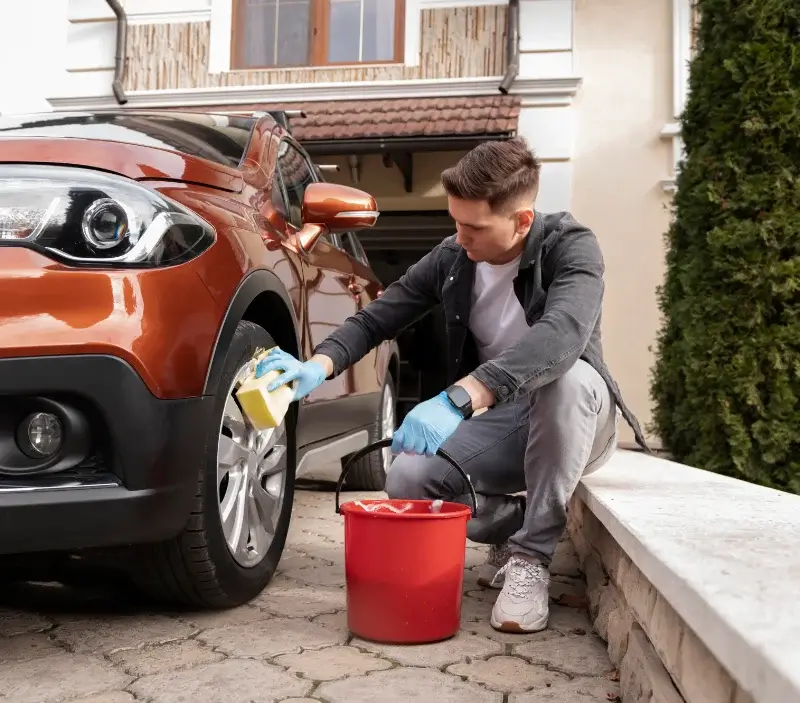 Lavage auto à domicile La Roque-Esclapon : professionnel intervenant sur un véhicule